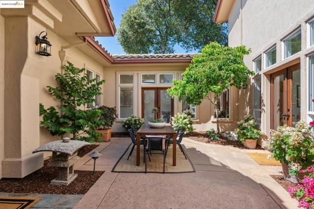 16032 Broadway Ter, Oakland CA: https://media.crmls.org/mediaz/eaab8564-2844-4d80-8f20-c6b2b1edab57.jpg