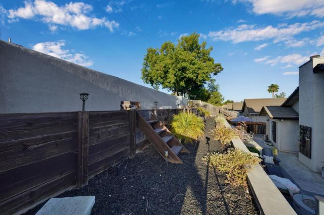 865 Valley Oak Drive, Hollister CA: https://media.crmls.org/mediaz/eaaba59f-3613-4b4e-8e82-3ca1a635384d.jpg