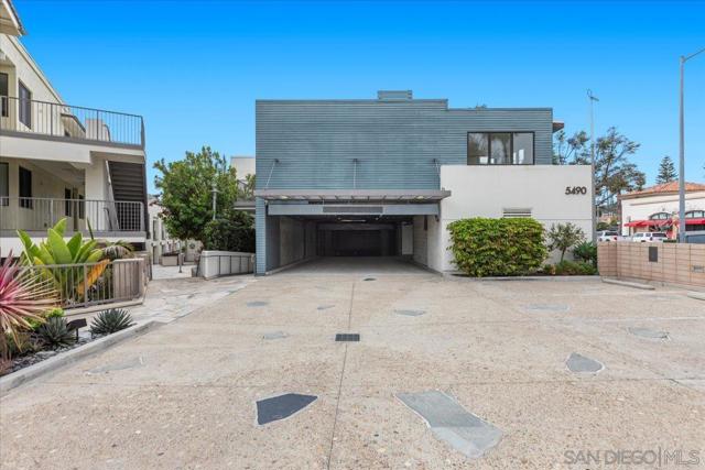 5490 La Jolla Blvd, La Jolla CA: https://media.crmls.org/mediaz/eaac48ca-5561-44ab-889e-fff68392dd07.jpg