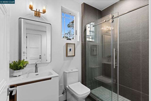 9 Turner Ct, Oakland CA: https://media.crmls.org/mediaz/eaacc742-8dd5-41cc-8078-bfe76031239f.jpg