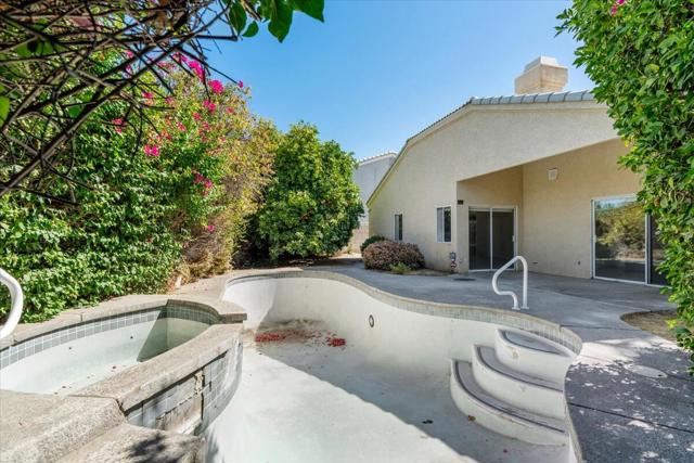 41995 Hemingway Court, Palm Desert CA: https://media.crmls.org/mediaz/eaacd987-eec7-42b1-9257-08ae70b146ff.jpg