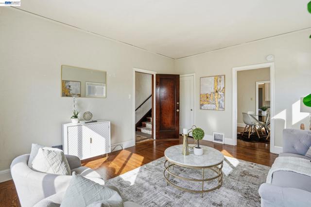 1424 Hampel St, Oakland CA: https://media.crmls.org/mediaz/eaad9018-3454-4606-ab98-966840fc1c63.jpg