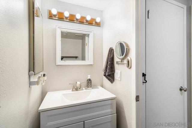 220 Eveningside Gln, Escondido CA: https://media.crmls.org/mediaz/eaaed517-5e62-47e2-9c7b-7002290f06a8.jpg