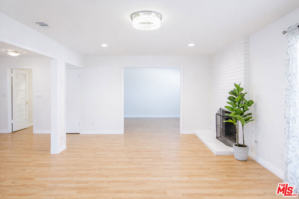https://media.crmls.org/mediaz/eaaf035c-d02d-489f-b8fc-c9f42dd73f27.jpg?preset=X-Large