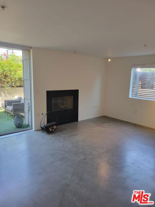 5806 Waring Avenue, Los Angeles CA: https://media.crmls.org/mediaz/eaaf0eeb-327e-4de2-be49-e0ceffd34539.jpg