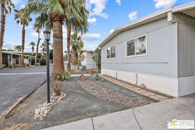 17555 Corkill Rd, Desert Hot Springs CA: https://media.crmls.org/mediaz/eaaf3afd-1b23-427e-9165-b24102fc91d7.jpg