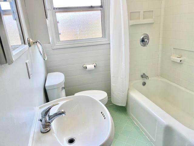 3594 Somerset Ave, Castro Valley CA: https://media.crmls.org/mediaz/eaafc825-f664-4418-ab55-ee8fad86b255.jpg
