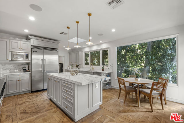 8828 Thrasher Avenue, Los Angeles CA: https://media.crmls.org/mediaz/eaaffb90-72ff-4b64-91fe-0bedfffed42b.jpg