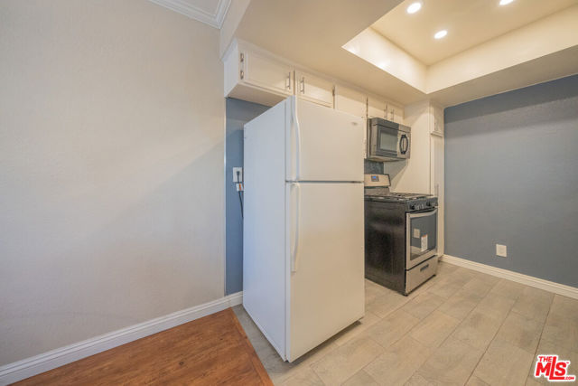 11120 Moorpark Street, 2 photo 9