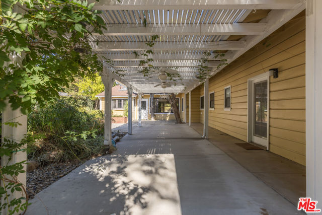 7225 Forbes Avenue, Lake Balboa CA: https://media.crmls.org/mediaz/eab08dde-86e4-4edc-8128-85d0a404ca77.jpg