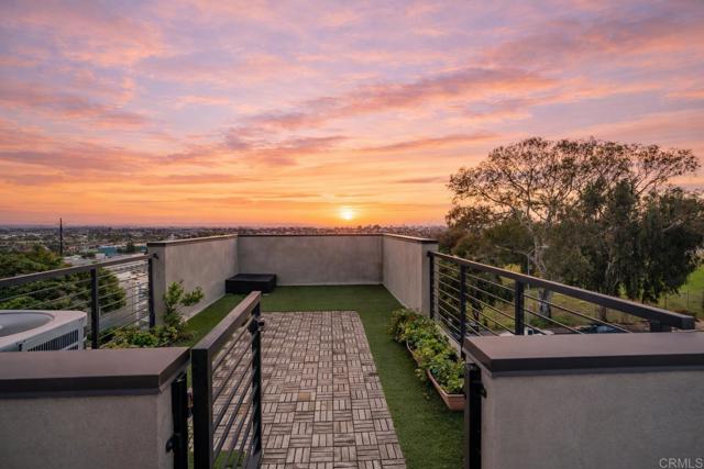 Detail Gallery Image 4 of 19 For 3060 G St, San Diego,  CA 92102 - 2 Beds | 2/1 Baths