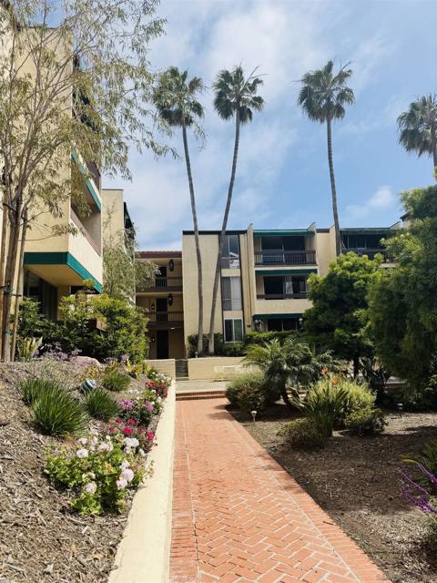 6455 La Jolla Blvd, La Jolla CA: https://media.crmls.org/mediaz/eab25140-edf4-43fe-ac60-8bcb46a62ece.jpg