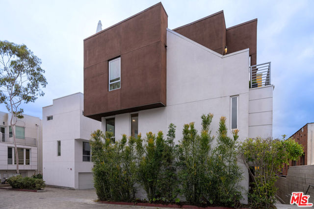 2210 Tom Mix Road, Los Angeles CA: https://media.crmls.org/mediaz/eab25e50-fd3f-480d-b270-55c8edfa49bc.jpg