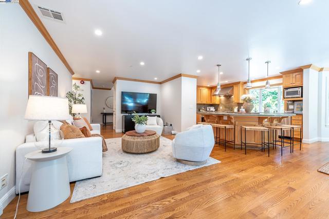 32760 Orick St, Union City CA: https://media.crmls.org/mediaz/eab3303b-7a75-408a-b982-4fda995c7d5b.jpg