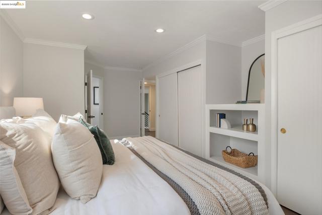 5646 Thornhill Dr, Oakland CA: https://media.crmls.org/mediaz/eab38bb2-132e-49db-b337-c8f33b3b877f.jpg