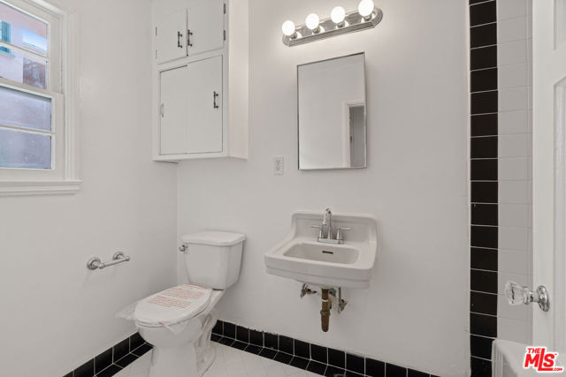 148 S Mccarty Drive, Beverly Hills CA: https://media.crmls.org/mediaz/eab4d063-49da-4e77-97b5-10adec4d5d2a.jpg