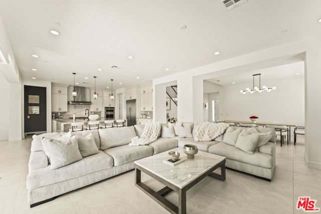 11767 Toyon Drive, Chatsworth CA: https://media.crmls.org/mediaz/eab5522a-6fd7-445d-a9a9-75e705303659.jpg