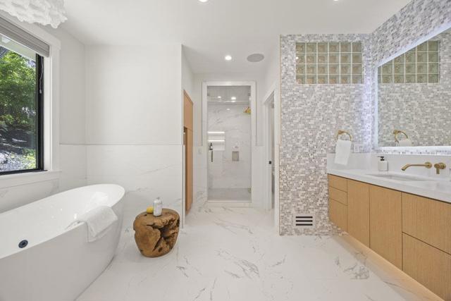 1095 Macadamia Drive, Hillsborough CA: https://media.crmls.org/mediaz/eab58382-7edd-4b7c-881f-9ec8c2264e4b.jpg