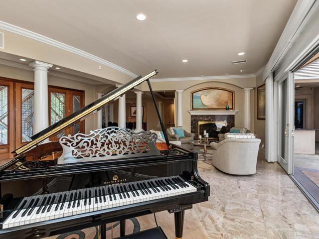 6095 Lake Vista Drive, Bonsall CA: https://media.crmls.org/mediaz/eab5d600-2cf2-4702-8dfa-da43bbfb3853.jpg