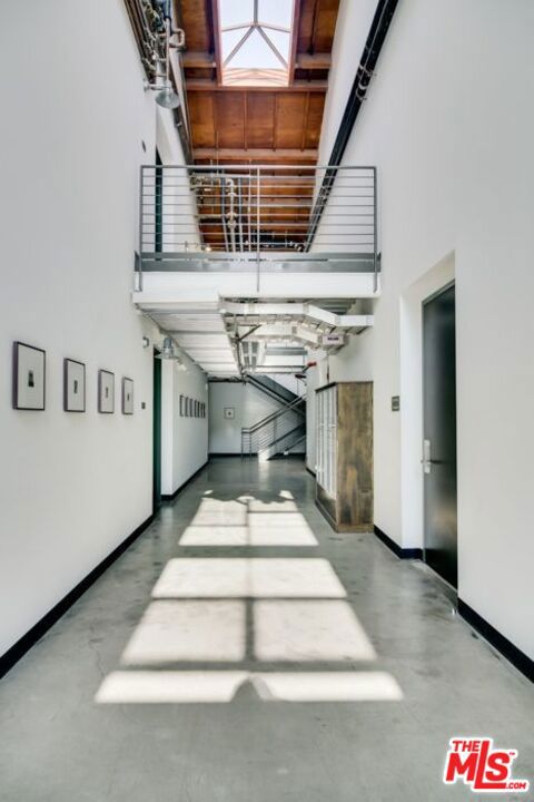 1046 PRINCETON Drive, Marina del Rey CA: https://media.crmls.org/mediaz/eab66e1f-8b37-43d4-ac52-35d6cc491e1f.jpg