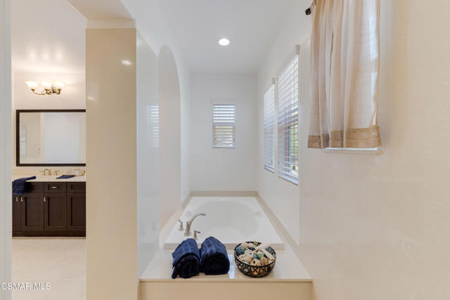12809 Lone Trail Court, Moorpark CA: https://media.crmls.org/mediaz/eab68ae8-914d-46f4-8f82-3c53ce937b73.jpg