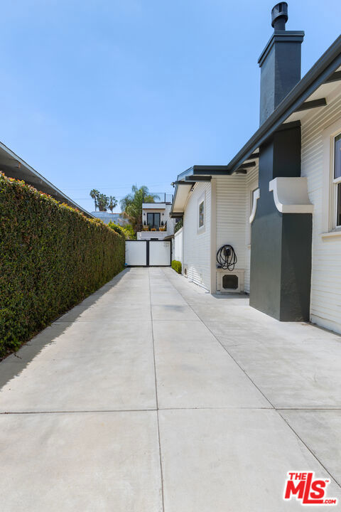 725 N Harvard Boulevard, Los Angeles CA: https://media.crmls.org/mediaz/eab732c0-0740-4dea-bcba-598bda0f6435.jpg