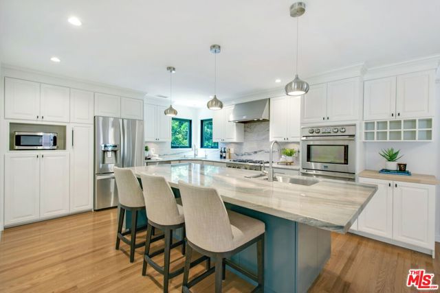 3558 S Muirfield Road, Los Angeles CA: https://media.crmls.org/mediaz/eab74746-ae10-4ca8-b4c0-5ec0db9f64a9.jpg