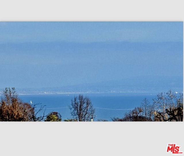 16761 Marquez Terrace, Pacific Palisades CA: https://media.crmls.org/mediaz/eab88d22-ca0c-4782-baed-70d2520f10aa.jpg