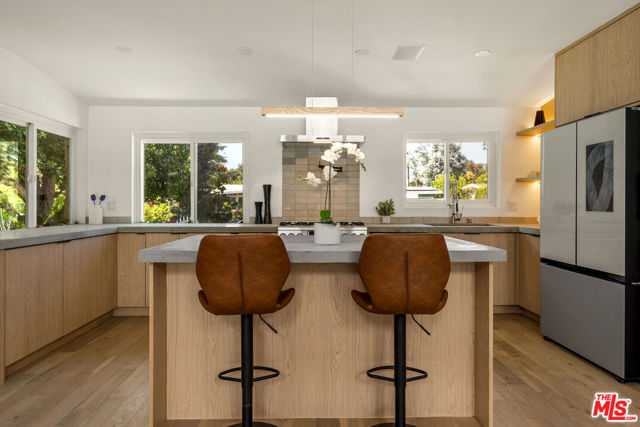 23020 Lita Place, Woodland Hills CA: https://media.crmls.org/mediaz/eab8d05a-2d90-48a2-a9a0-d0f314f116fc.jpg