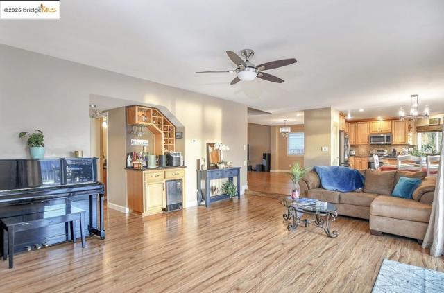 4930 Discovery Pt, Discovery Bay CA: https://media.crmls.org/mediaz/eab8f326-bc2f-4e3a-b253-2de771832bad.jpg