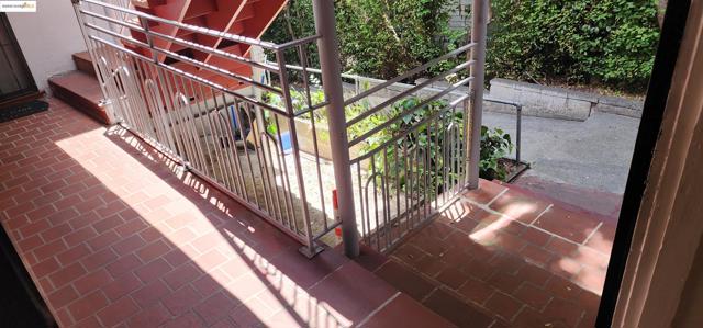 3009 Park Blvd, Oakland CA: https://media.crmls.org/mediaz/eab95c3a-be41-4241-bff6-b54b8fcfaf4a.jpg