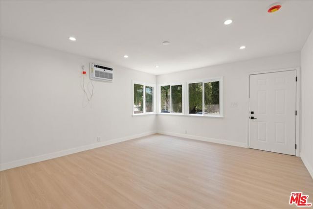 701 Oxford Avenue, Marina del Rey CA: https://media.crmls.org/mediaz/eab9caf4-ccaa-4665-ac34-fdeda6da7f07.jpg