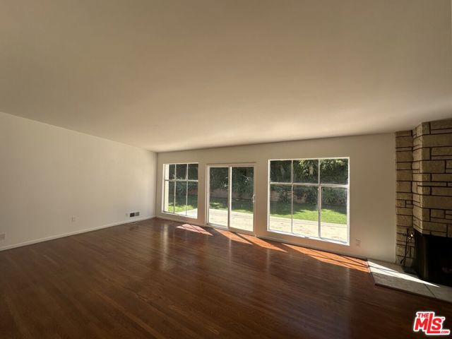 1555 San Ysidro Drive, Beverly Hills CA: https://media.crmls.org/mediaz/eaba7b93-c7a5-4d4c-aa44-f8e6e39bc615.jpg