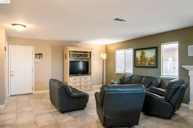 3985 S Coral Ct, Discovery Bay CA: https://media.crmls.org/mediaz/eaba8e7e-ca0a-4885-87f5-8a4a098ad871.jpg