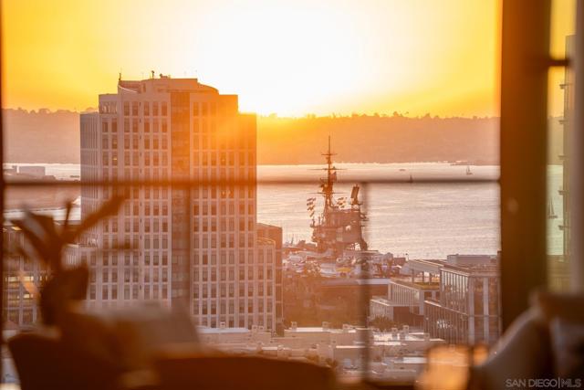 645 Front St, San Diego CA: https://media.crmls.org/mediaz/eabb70be-d111-44bf-b3d0-ee96cb73d615.jpg