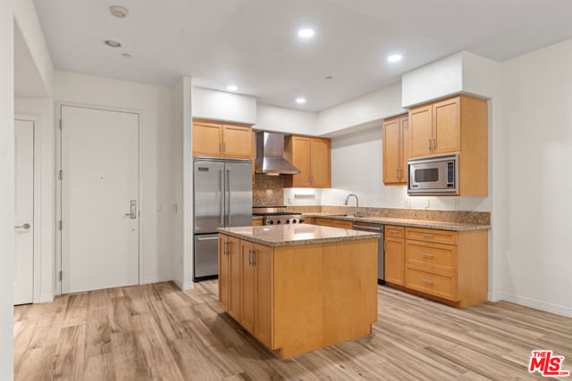 4050 Glencoe Avenue, Marina del Rey CA: https://media.crmls.org/mediaz/eabc62cc-be33-477f-8b0c-d487e2a703a0.jpg
