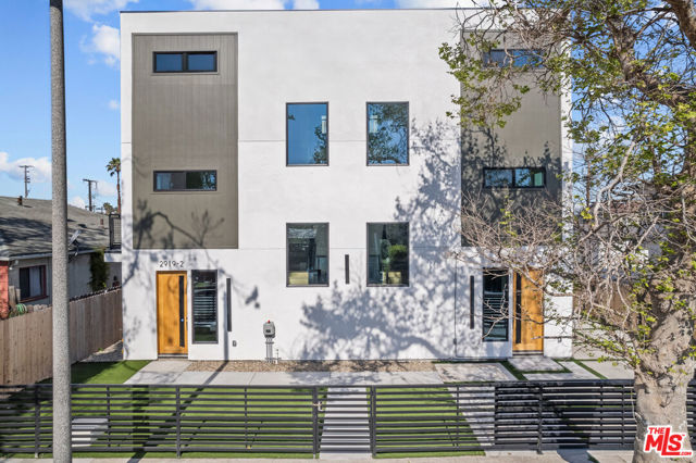 2919 Burnside Avenue, Los Angeles CA: https://media.crmls.org/mediaz/eabd1d21-5855-48e0-9fb6-5dcbf2d97fd2.jpg