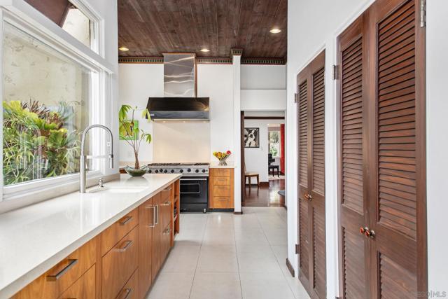 1728 W Lewis St, San Diego CA: https://media.crmls.org/mediaz/eabde3bd-dc5f-4369-84e2-c83e66a93fc7.jpg
