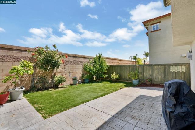 1808 Palacio Dr, Pittsburg CA: https://media.crmls.org/mediaz/eabf01eb-5b1a-4796-8ac4-8dd9380c04c6.jpg