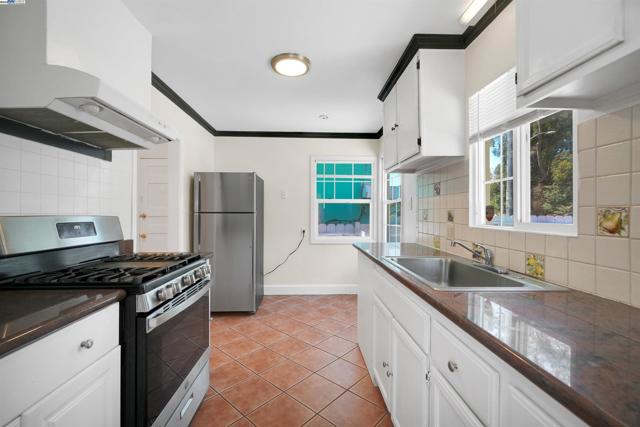 6133 Seminary Ave, Oakland CA: https://media.crmls.org/mediaz/eabffe91-4c39-460f-97ec-4c2a0a5db82c.jpg