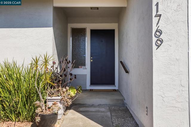 1769 Redwood Rd, Hercules CA: https://media.crmls.org/mediaz/eac01682-a94a-4061-9cf4-dc716512cf5e.jpg