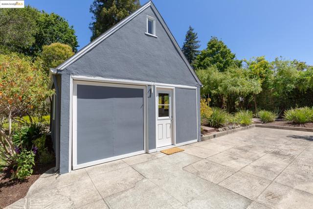 1145 Mandana Blvd, Oakland CA: https://media.crmls.org/mediaz/eac0d2ef-95c0-4fb1-9ec6-09016b0a3200.jpg