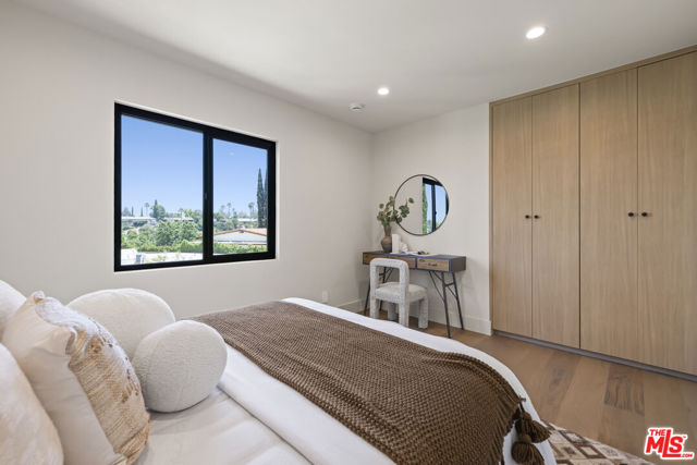 11268 Dona Lola Drive, Studio City CA: https://media.crmls.org/mediaz/eac16beb-7f2e-4109-b92a-820cc1dffeac.jpg