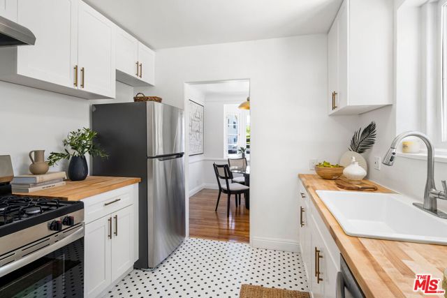 3340 Cardiff Avenue, Los Angeles CA: https://media.crmls.org/mediaz/eac1d14d-5387-4389-b60a-544364639676.jpg