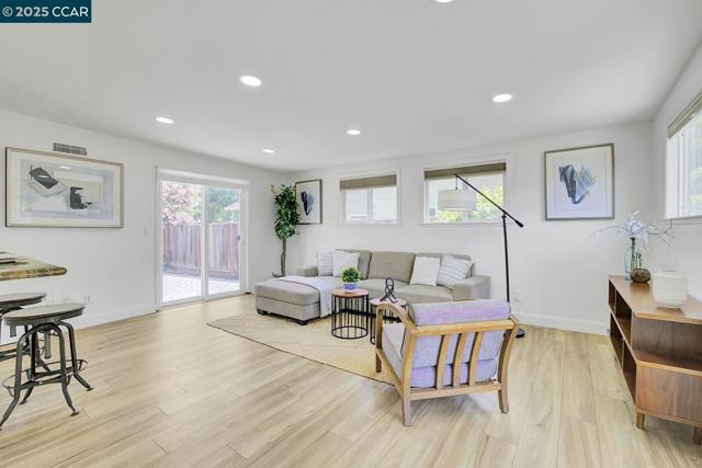 9821 Broadmoor Dr, San Ramon CA: https://media.crmls.org/mediaz/eac24d8f-526a-4779-8e3a-31b9d3738f40.jpg