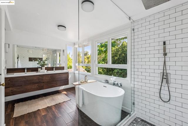 4479 Elinora Ave, Oakland CA: https://media.crmls.org/mediaz/eac27117-9ba0-4db0-b97d-39f9ab044db4.jpg