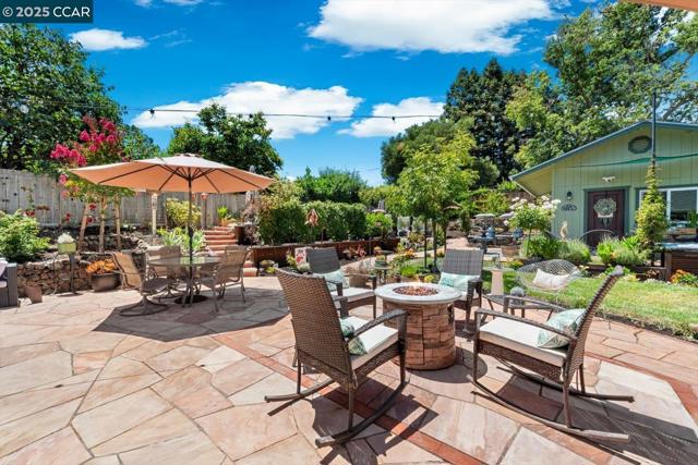 3121 Del Oceano Dr, Lafayette CA: https://media.crmls.org/mediaz/eac2854c-2405-48ff-a677-32910ab65b4e.jpg