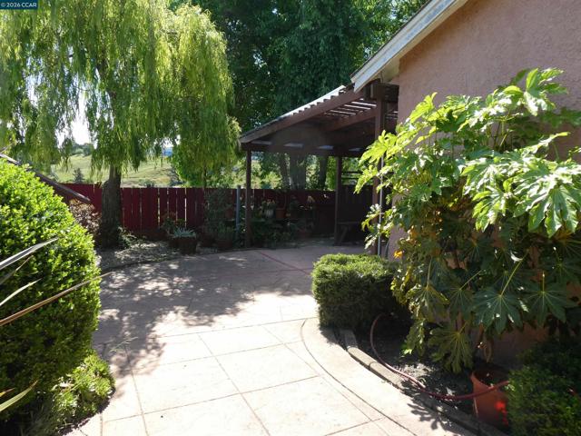 Image 32 of 43 For 2908 Sargent Ave