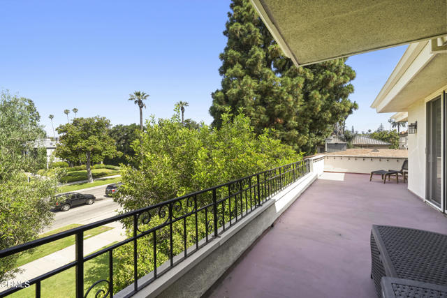 630 S Orange Grove Boulevard, Pasadena CA: https://media.crmls.org/mediaz/eac3ccc0-e3d0-4073-9301-33736d37640c.jpg