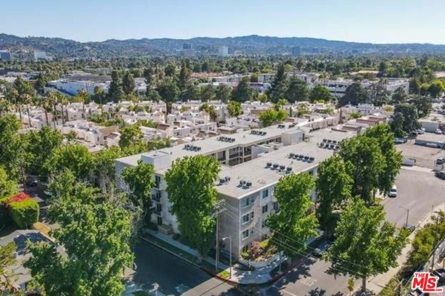 14412 Killion Street, Sherman Oaks CA: https://media.crmls.org/mediaz/eac3cedc-ea20-4476-9d0c-67f24b8f4d10.jpg